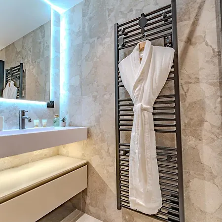 Luxury With Sauna & Jacuzzi In *