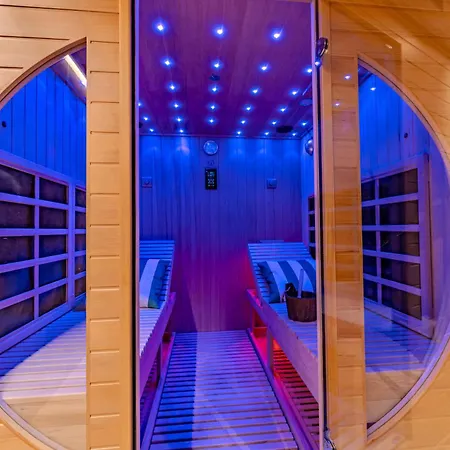 Luxury With Sauna & Jacuzzi In Chalet